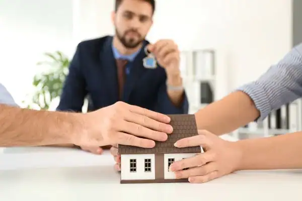 Couple arguing over property in divorce mediation Southampton