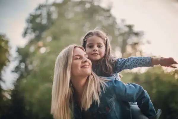 happy mum and daughter following mediation to resolve parental alienation Southampton